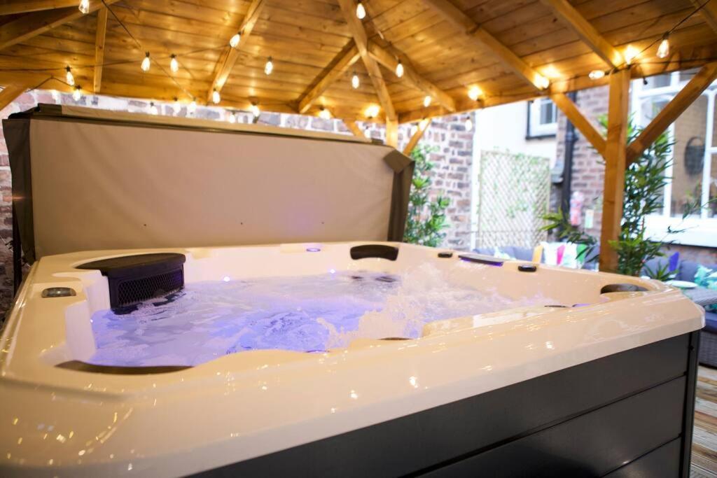 Romance On The Rows - Hot Tub City Centre Chester Exterior foto